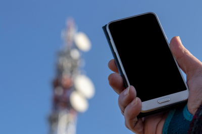 244194396_Handy vor Mobilfunkmast