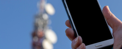 244194396_Handy vor Mobilfunkmast